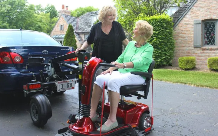 chariot scooter lift behind a car
